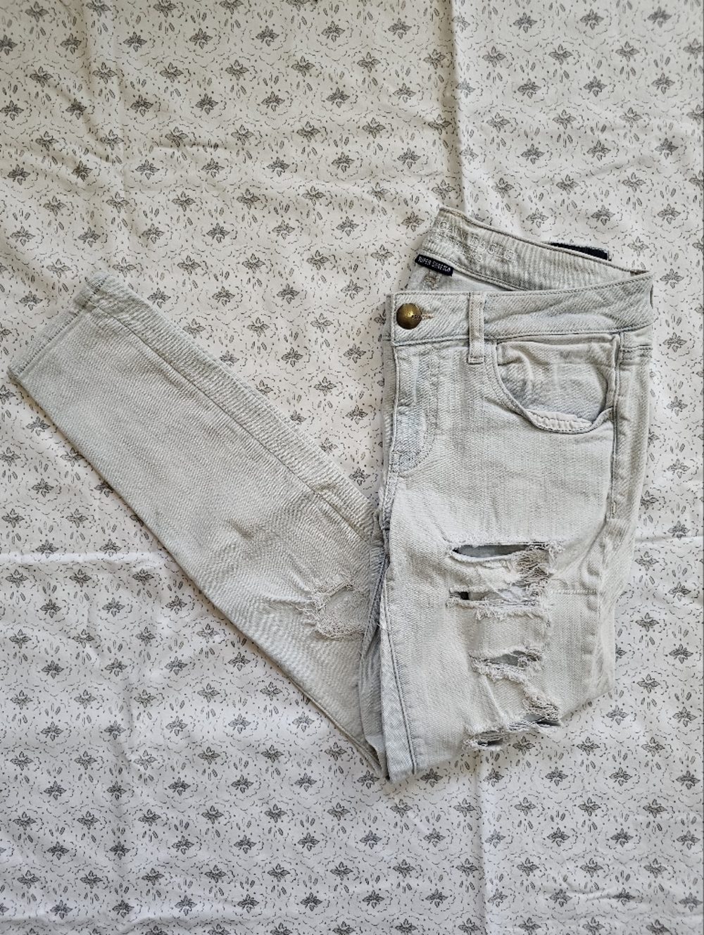 American Eagle Distressed Light Wash Skinny Jeans